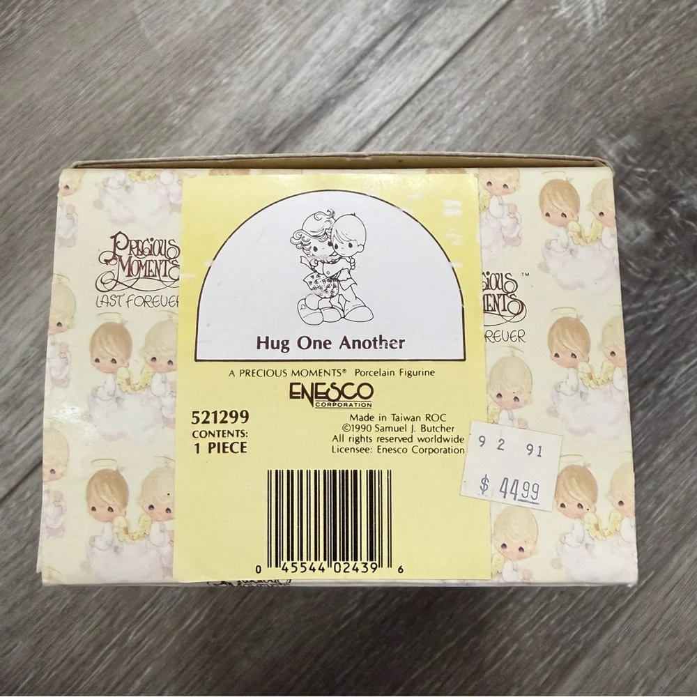 Precious Moments Hug One Another Figurine Box - Cream and Gold - Picture 4 of 4